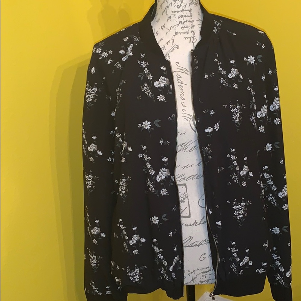 Flowered light jacket.🌸